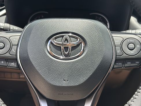 Used 2025 Toyota RAV4 XLE Premium AWD/4WD image 28