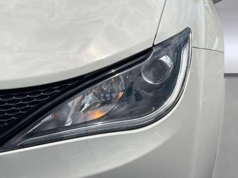 Used 2020 Chrysler Pacifica Touring-L Plus w/ S Appearance Package FWD image 11