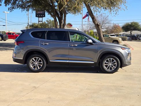 Used 2019 Hyundai Santa Fe SE image 2