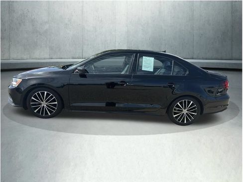 Used 2015 Volkswagen Jetta Sport FWD image 2