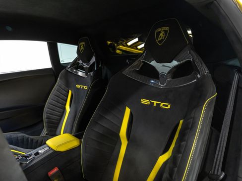Used 2022 Lamborghini Huracan STO RWD image 42