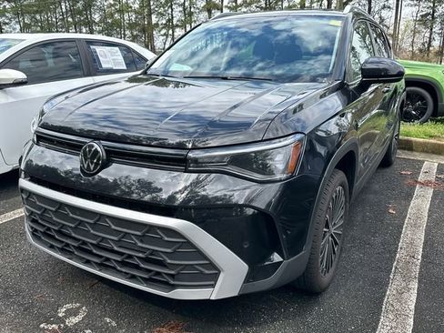 Used 2025 Volkswagen Taos SE image 3