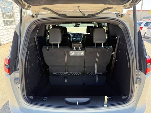Used 2021 Chrysler Pacifica Touring-L w/ Uconnect Theater Family Group FWD image 15