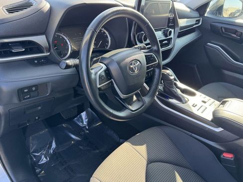 Used 2024 Toyota Highlander LE image 11