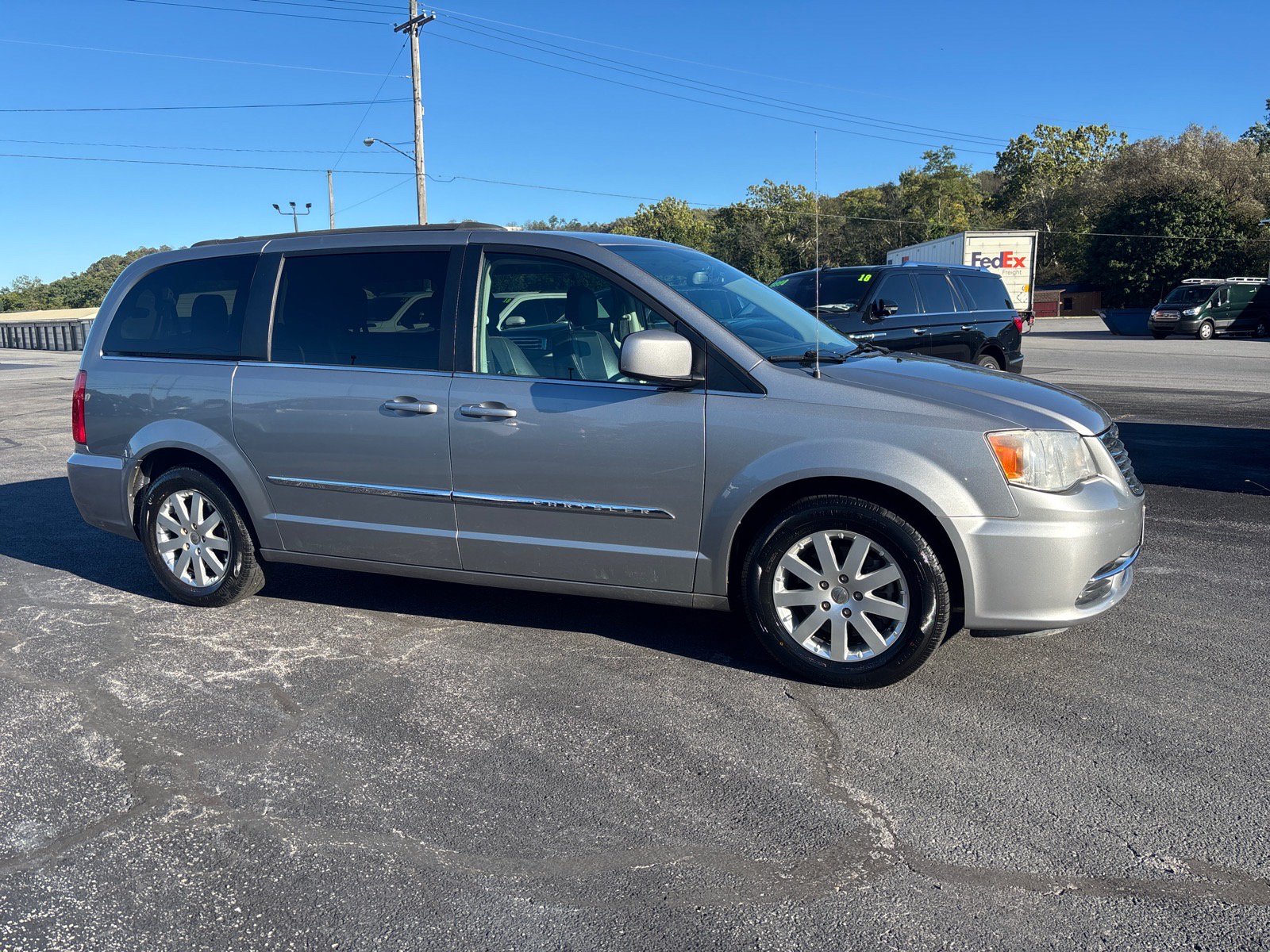 Used 2016 Chrysler Town & Country Touring FWD image 1