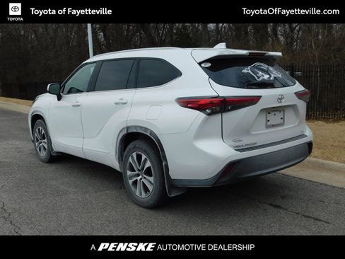 Used 2023 Toyota Highlander XLE image 11