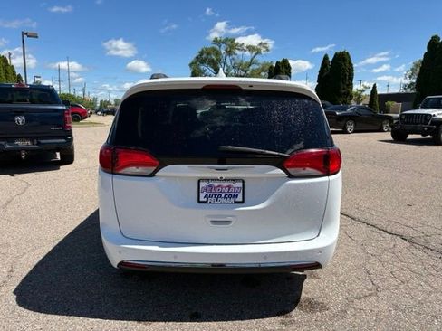 Used 2017 Chrysler Pacifica Touring-L Plus FWD image 4