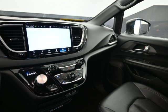 Used 2025 Chrysler Pacifica Select FWD image 21
