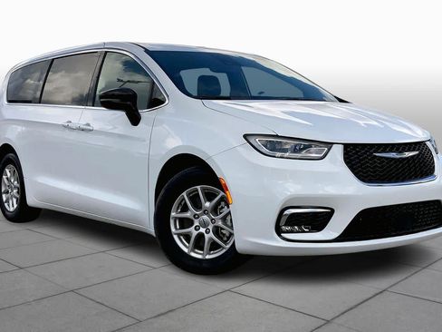 Used 2025 Chrysler Pacifica Select image 2