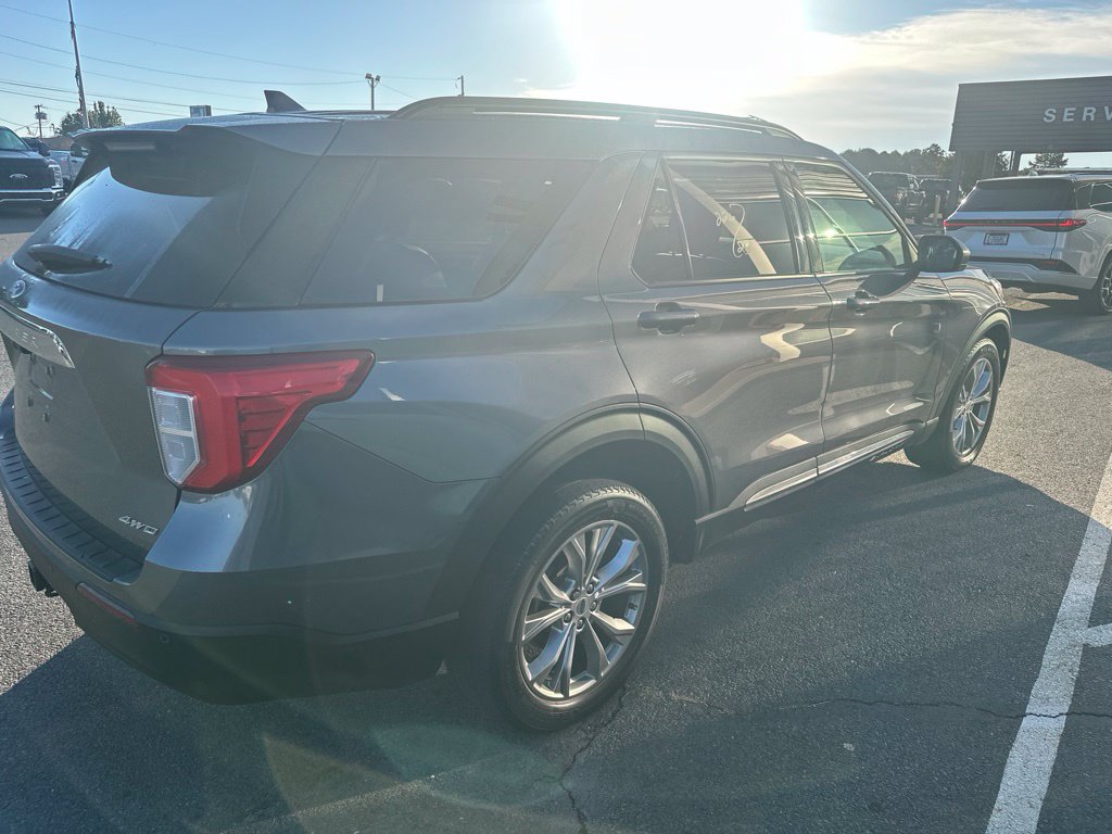 Used 2023 Ford Explorer XLT w/ Equipment Group 202A AWD/4WD image 4