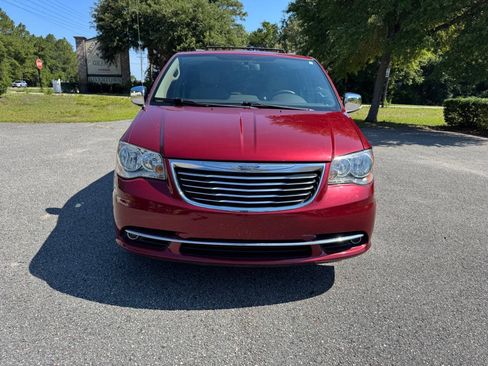 Used 2013 Chrysler Town & Country Touring-L w/ Entertainment Group #2 FWD image 29