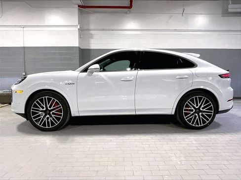 New 2026 Porsche Cayenne Turbo image 2