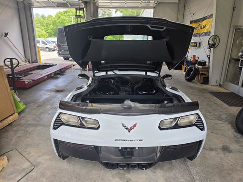 Used 2018 Chevrolet Corvette Z06 w/ Carbon 65 Edition RWD image 8