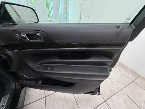 Used 2013 Lincoln MKT AWD image 21