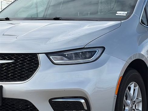 Used 2024 Chrysler Pacifica Touring-L image 4