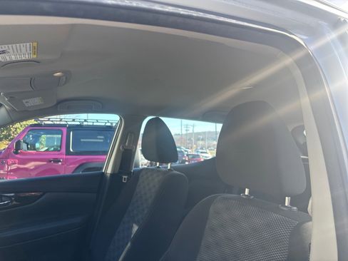 Used 2022 Nissan Rogue Sport SV image 11