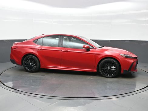 Used 2025 Toyota Camry SE FWD image 7