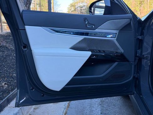 Used 2023 BMW 760i xDrive w/ Executive Package image 27