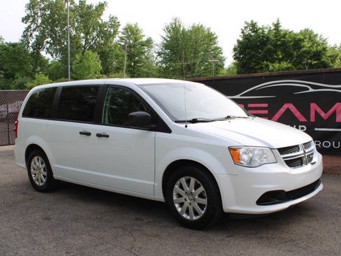 Used 2019 Dodge Grand Caravan SE w/ UConnect Hands-Free Group FWD image 4
