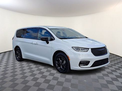 Used 2024 Chrysler Pacifica Limited FWD image 1