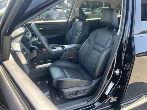 Certified 2025 Nissan Rogue Platinum FWD image 20