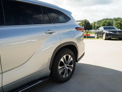Used 2022 Toyota Highlander XLE FWD image 22