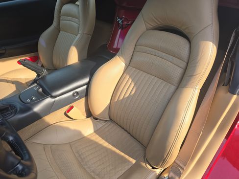Used 2004 Chevrolet Corvette Convertible w/ Preferred Equipment Group RWD image 12