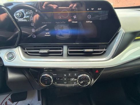 Used 2024 Chevrolet Trax LT w/ Sunroof Package FWD image 22