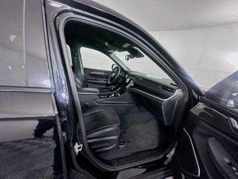 Used 2022 Jeep Grand Cherokee L Laredo image 32