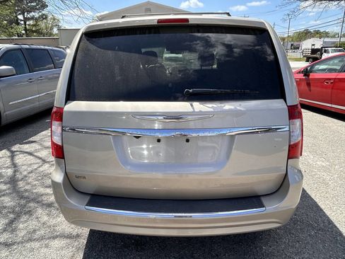 Used 2014 Chrysler Town & Country Touring image 4