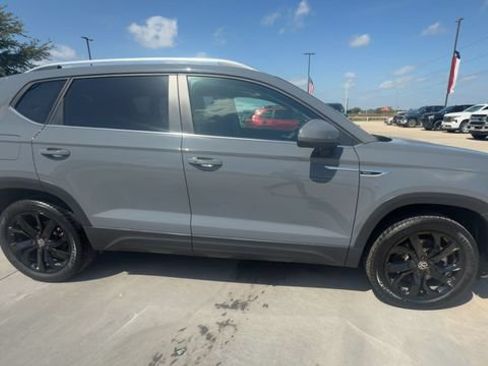 Used 2023 Volkswagen Taos SE w/ Panoramic Sunroof Package FWD image 9
