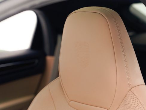 Used 2023 Porsche Cayenne Platinum Edition image 18