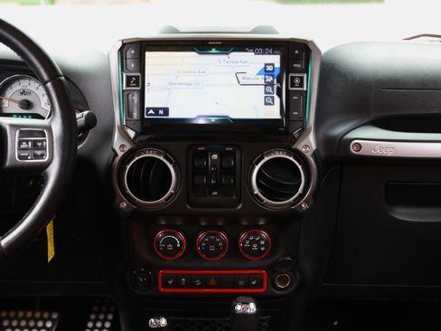 Used 2016 Jeep Wrangler Unlimited Rubicon w/ Connectivity Group AWD/4WD image 35