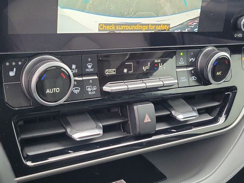 Certified 2025 Toyota Highlander XLE image 33