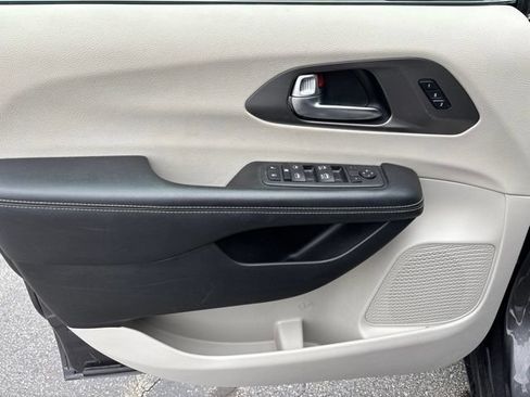 Used 2023 Chrysler Pacifica Touring-L FWD image 14