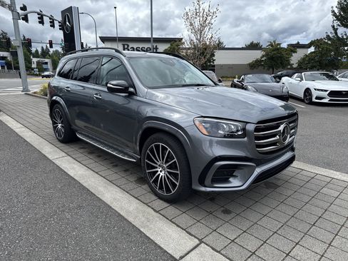 Used 2024 Mercedes-Benz GLS 580 4MATIC image 3