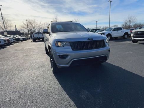 Used 2021 Jeep Grand Cherokee Laredo X image 3