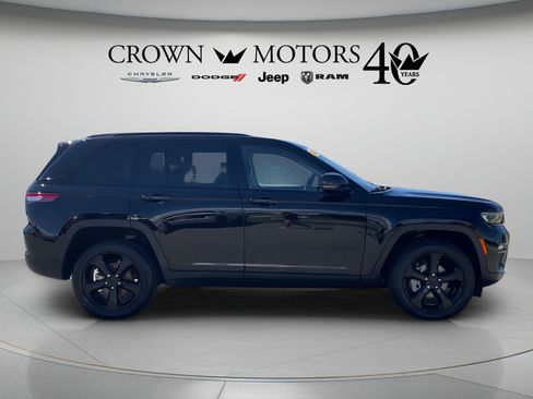 Used 2023 Jeep Grand Cherokee Limited w/ Black Appearance Package AWD/4WD image 4