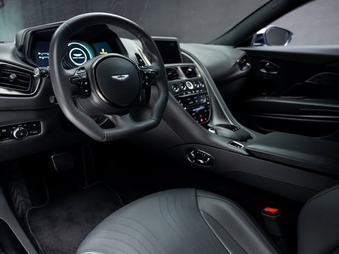 Used 2020 Aston Martin DB11 AMR image 2