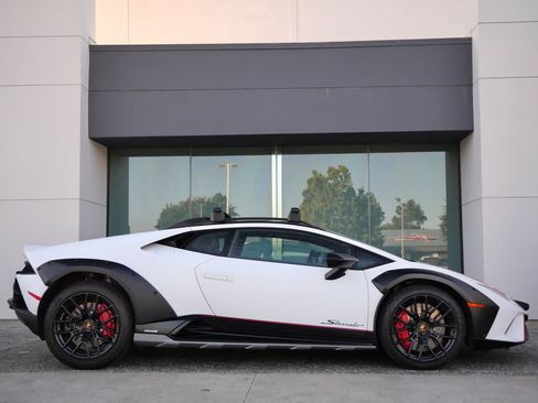 Used 2023 Lamborghini Huracan Sterrato image 2