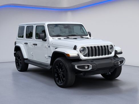 Used 2025 Jeep Wrangler Unlimited Sahara AWD/4WD image 5
