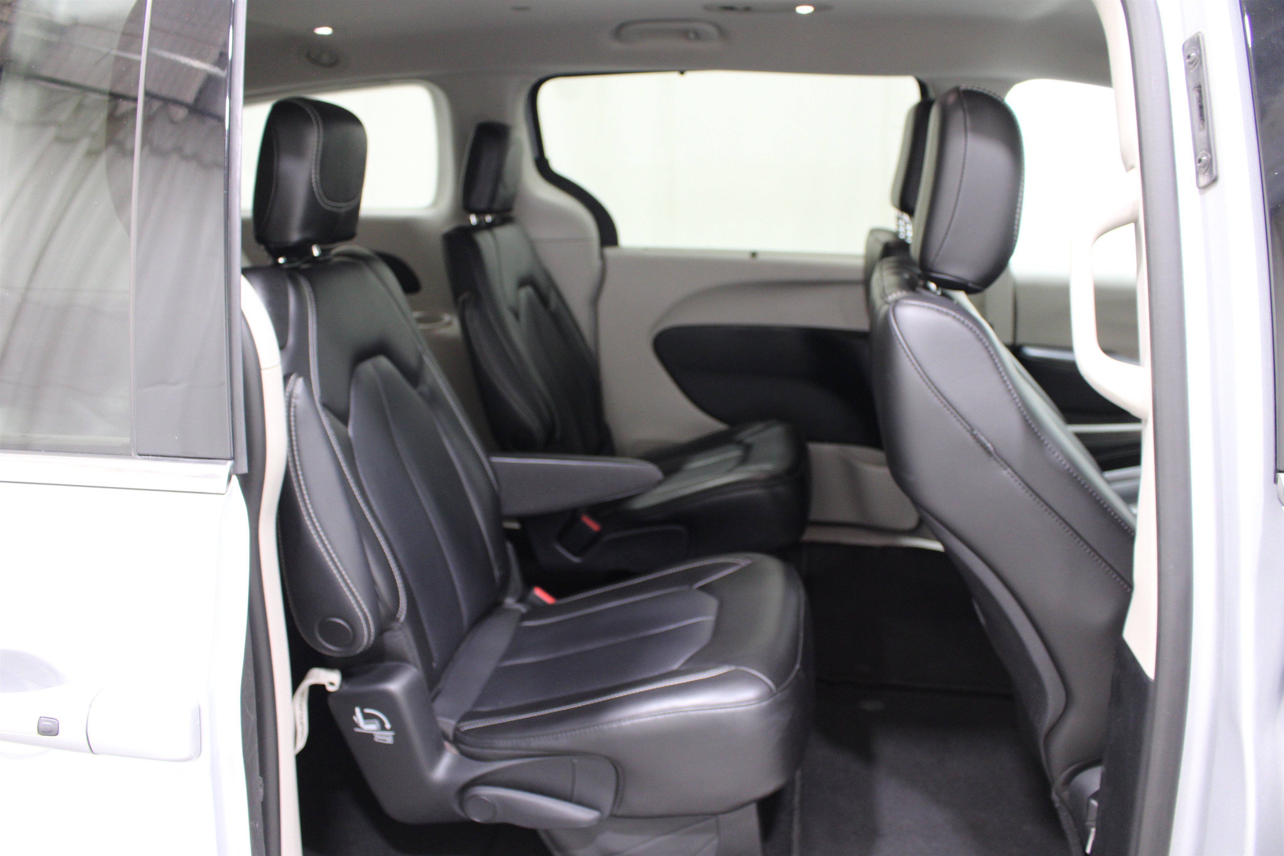 Used 2023 Chrysler Pacifica Touring-L FWD image 26