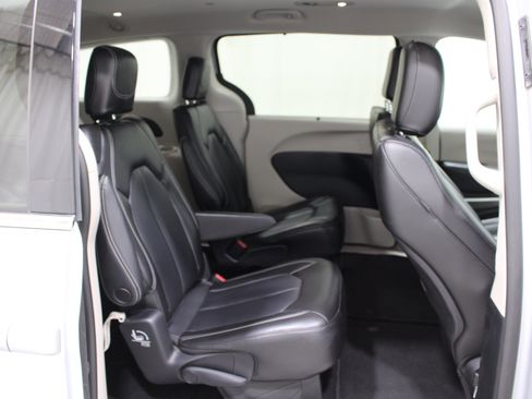 Used 2023 Chrysler Pacifica Touring-L FWD image 26