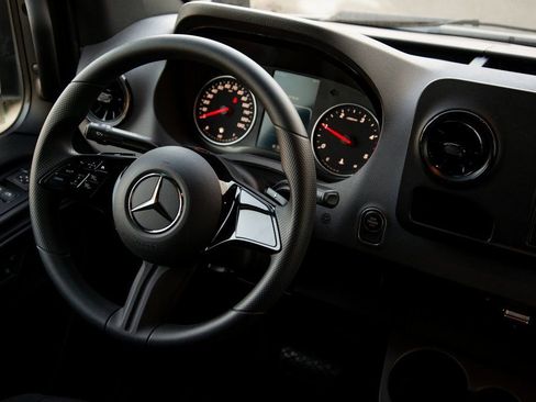 Used 2025 Mercedes-Benz Sprinter 2500 image 17