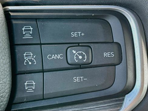 Used 2023 Jeep Wagoneer L Series III w/ Convenience Group I AWD/4WD image 40