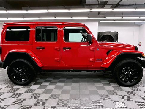 Used 2025 Jeep Wrangler Unlimited Sahara w/ Safety Group AWD/4WD image 16