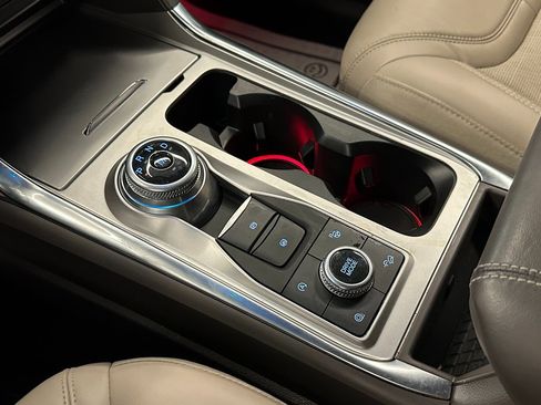 Used 2020 Ford Explorer Platinum w/ Premium Technology Package image 16