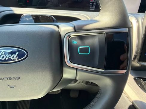 Used 2025 Ford Expedition Active AWD/4WD image 27