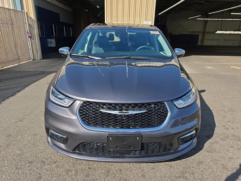 Used 2023 Chrysler Pacifica Limited w/ Uconnect Theater Family Group FWD image 3