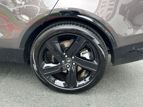 New 2025 Land Rover Discovery Dynamic SE image 9